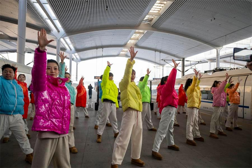 Trem de alta velocidade temático do Mundo de Gelo e Neve de Harbin inicia operação na província de Heilongjiang