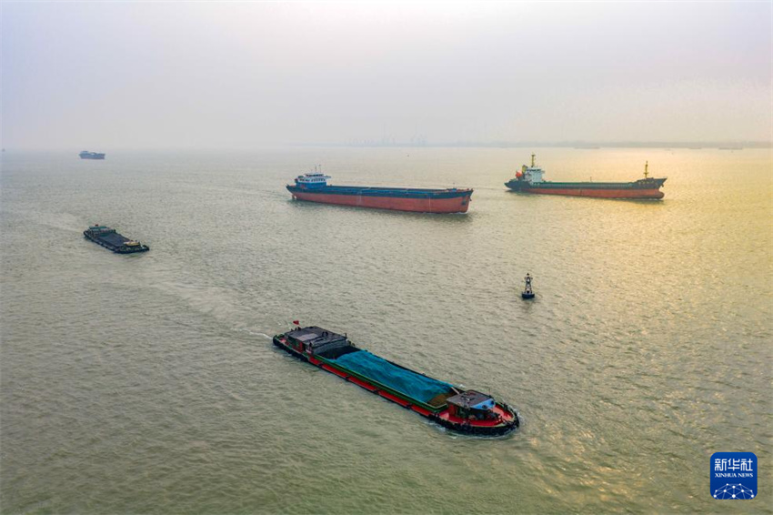 Portos ao longo do rio Yangtze lideram movimentação de carga entre vias navegáveis interiores do mundo