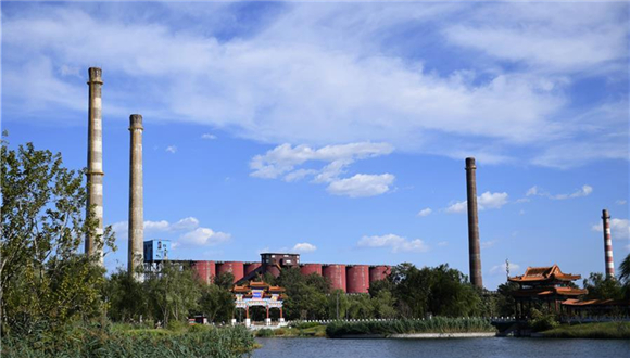 Jornalista brasileiro: Governança científica da China transforma o impossível em realidade Vivendo na China há mais de uma década, o jornalista brasileiro Rafael Henrique Zerbetto percorreu diversas regiões do país e testemunhou de perto os avanços da modernização chinesa. Para ele, o traço mais marcante do desenvolvimento da China é o planejamento sistêmico, no qual políticas públicas de diferentes áreas se articulam e se reforçam mutuamente. Em suas palavras, trata-se de uma “governança cientificamente embasada, que combina teoria e prática”, capaz de transformar desafios aparentemente insolúveis em realidade concreta.