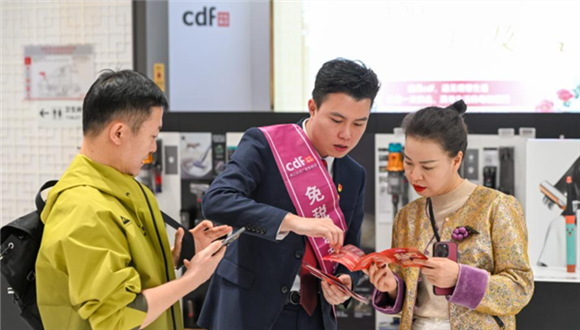 Vendas duty-free em Hainan disparam 128,9% no feriado de Ano Novo As compras duty-free na província insular turística de Hainan, no sul da China, tiveram um início forte em 2026. Durante o feriado de Ano Novo, de 1º a 3 de janeiro, as vendas offshore duty-free alcançaram 712 milhões de yuans (cerca de 101,3 milhões de dólares), um aumento de 128,9% em relação ao mesmo período do ano anterior, informou a Alfândega de Haikou no domingo (4).