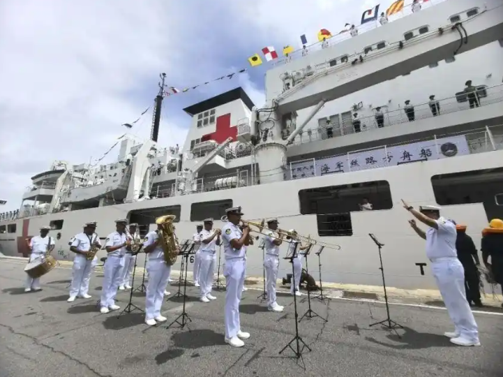 Navio-hospital da Marinha Chinesa visita o Brasil pela primeira vez