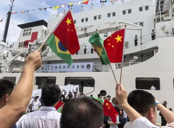 Navio-hospital da Marinha Chinesa visita o Brasil pela primeira vez