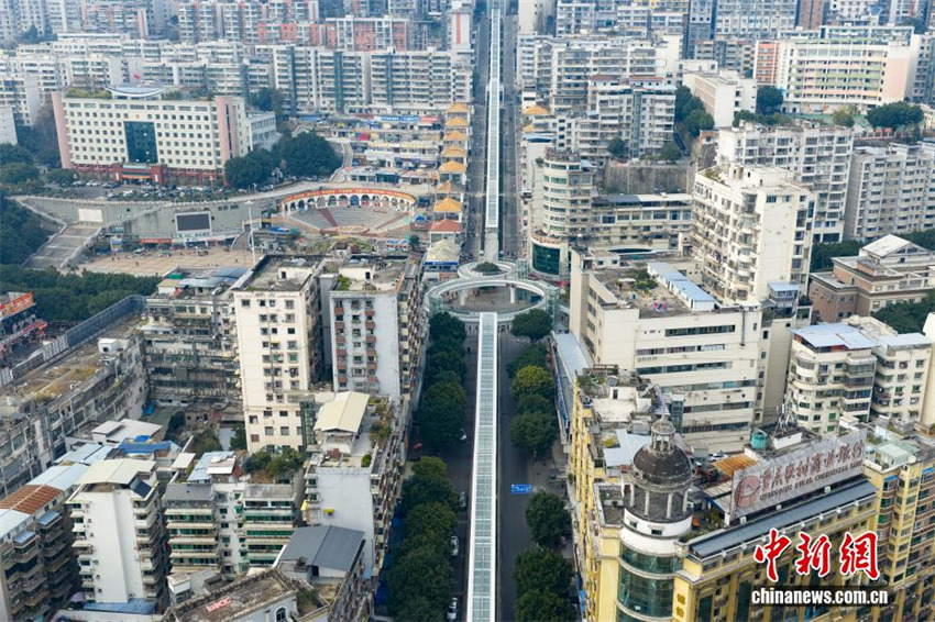Escada rolante com mais de 240 metros de elevação prestes a ser inaugurada em Chongqing, sudoeste da China