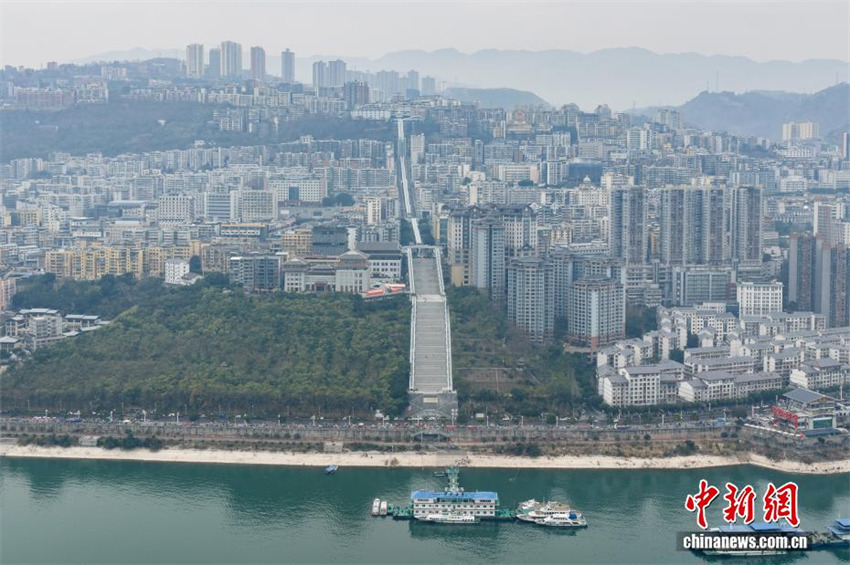 Escada rolante com mais de 240 metros de elevação prestes a ser inaugurada em Chongqing, sudoeste da China