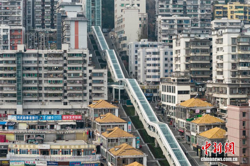 Escada rolante com mais de 240 metros de elevação prestes a ser inaugurada em Chongqing, sudoeste da China