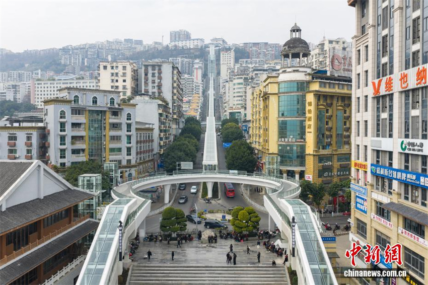 Escada rolante com mais de 240 metros de elevação prestes a ser inaugurada em Chongqing, sudoeste da China