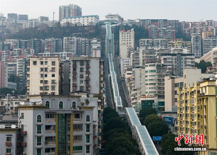 Escada rolante com mais de 240 metros de elevação prestes a ser inaugurada em Chongqing, sudoeste da China