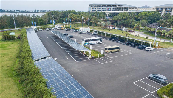 Hainan registra aumento expressivo no comércio de energia verde em 2025A província insular de Hainan, no sul da China, registrou um volume recorde de 14,727 bilhões de quilowatts-hora em transações de energia verde e certificados verdes em 2025, informou o centro de intercâmbio de energia da província na quarta-feira (14).O número representa um aumento de 8,9 vezes em relação aos 1,488 bilhão de quilowatts-hora negociados em 2024, impulsionando o desenvolvimento verde e de baixo carbono do Porto de Livre Comércio de Hainan, observou o centro.