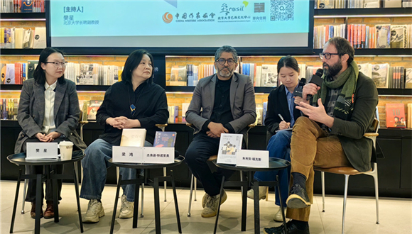 Diálogo literário sino-brasileiro assinala arranque do Ano da Cultura China-Brasil O Ano da Cultura China-Brasil teve início sob o signo da literatura. Nos dias 10 e 11 de janeiro, os escritores brasileiros Julián Fuks e Jeferson Tenório visitaram a China para um diálogo aprofundado com representantes chineses do meio literário, da tradução e da pesquisa acadêmica. Tendo a literatura como ponte e a tradução como embarcação, o encontro abriu este ano cultural com uma atmosfera marcada pelo intercâmbio humano e intelectual.