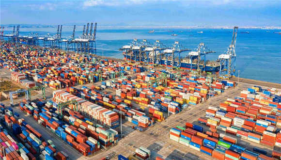 China manterá crescimento dos gastos fiscais em 2026, diz vice-ministro das Finanças A China continuará a implementar uma política fiscal mais proativa em 2026, que pode ser resumida como "expandir o volume total, otimizar a estrutura, aumentar a eficiência e fortalecer o impulso", disse na terça-feira o vice-ministro das Finanças, Liao Min.