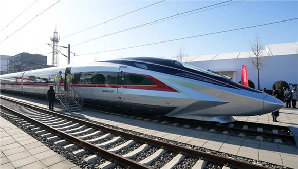 Nos trilhos da modernização: o que os 50 mil km de alta velocidade da China revelam ao mundo “A China estabeleceu um novo padrão global para a construção de trens de alta velocidade.” Recentemente, a mídia dos Estados Unidos fez uma análise detalhada do fato de a extensão operacional da ferrovia de alta velocidade da China ter ultrapassado 50 mil quilômetros, afirmando que o sucesso da rede chinesa de trens-bala estabeleceu um exemplo para outros países que buscam aprimorar seus próprios sistemas ferroviários.