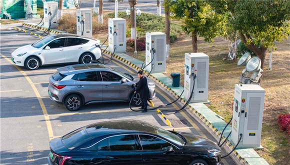 Instalações de carregamento de veículos elétricos na China ultrapassam 20 milhõesA China viu sua rede de carregamento de veículos elétricos ultrapassar 20 milhões de unidades até o final de 2025, consolidando seu status como a maior e mais rapidamente crescente infraestrutura de carregamento do mundo, de acordo com as autoridades.De acordo com dados divulgados na quarta-feira (21) pela Administração Nacional de Energia (NEA, na sigla em inglês), o número total de instalações de carregamento ultrapassou 20,09 milhões, suportando uma frota de mais de 40 milhões de veículos de novas energias.