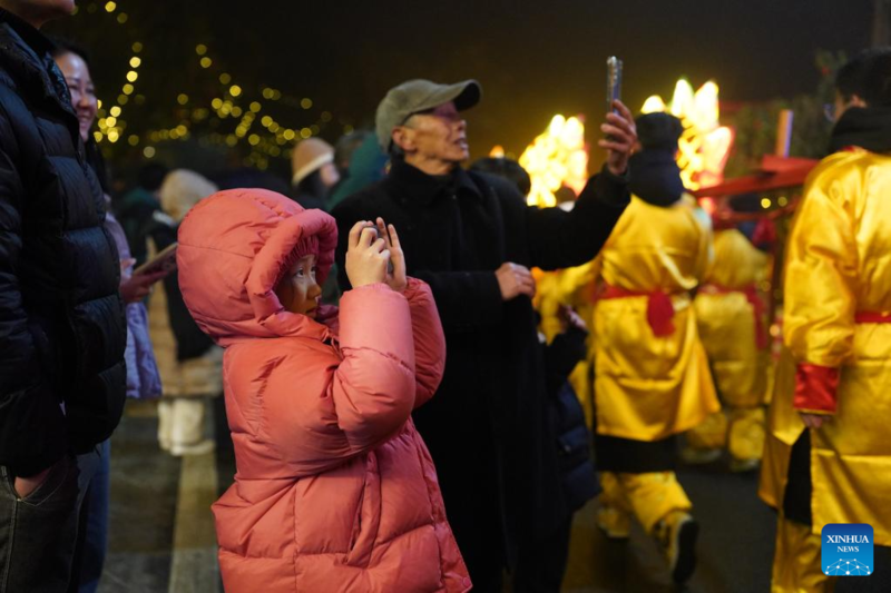 Jiangxi: moradores da vila de Shenshan celebram gala do Festival da Primavera