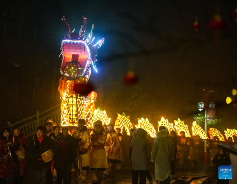Jiangxi: moradores da vila de Shenshan celebram gala do Festival da Primavera