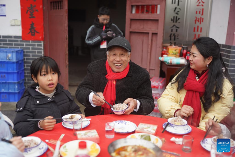 Jiangxi: moradores da vila de Shenshan celebram gala do Festival da Primavera