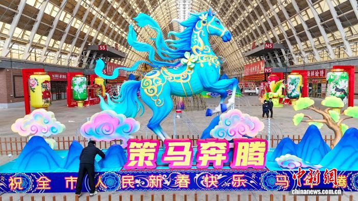 Shandong: artesãos aceleram a produção de lanternas para receber o Ano Novo Chinês