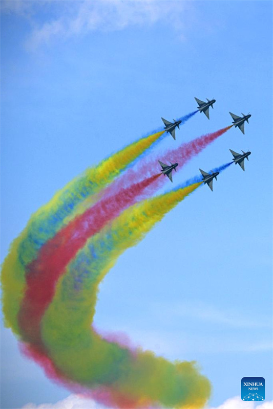 Equipe acrobática da Força Aérea do Exército de Libertação Popular da China se apresenta no Singapore Airshow