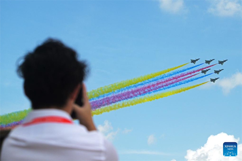 Equipe acrobática da Força Aérea do Exército de Libertação Popular da China se apresenta no Singapore Airshow