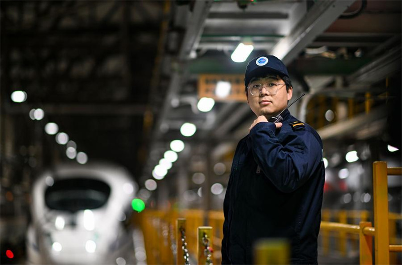 Operários de manutenção de trens-bala garantem segurança das viagens durante Festival da Primavera