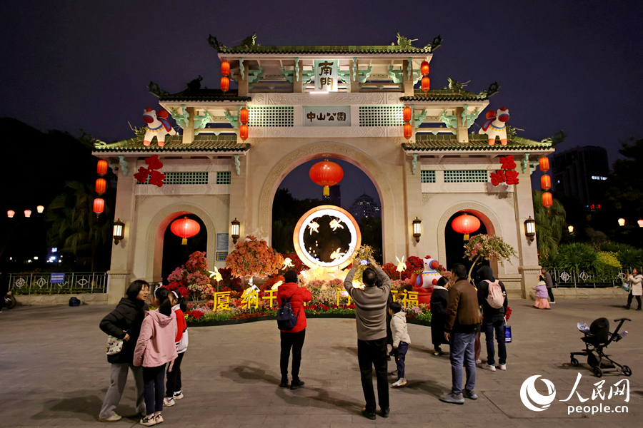 Xiamen se ilumina para receber Ano do Cavalo
