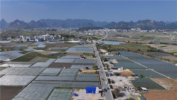 Como a China está impulsionando a modernização agrícola e a revitalização rural Com a publicação do "Documento Central nº 1" de 2026, a primeira declaração política emitida pelo governo central da China a cada ano, o país está pronto para avançar na modernização agrícola e rural, promovendo simultaneamente a revitalização rural abrangente.Para atingir esse objetivo, os esforços devem ser concentrados em salvaguardar a segurança alimentar nacional, consolidar e expandir as conquistas no combate à pobreza, e aprimorar o desenvolvimento rural em todos os setores, infraestrutura e governança, disse Han Wenxiu, vice-diretor executivo do Gabinete do Comitê Central para Assuntos Financeiros e Econômicos.