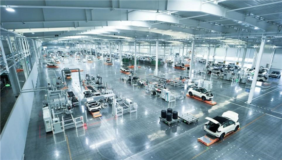 Fábricas inteligentes na China exploram novos modelos de manufaturaOs automóveis já não precisam ser produzidos em linhas de montagem tradicionais. Na China, a produção industrial vem sendo cada vez mais organizada em torno do que são chamadas de “ilhas de manufatura”.Um sistema inteligente de ilhas de produção na oficina de carrocerias da joint venture SAIC-GM-Wuling, em Liuzhou, na Região Autônoma da Etnia Zhuang de Guangxi, no sul da China, apresenta um cenário marcante: ilhas de processos inteligentes operam de forma independente, mas interligada. Em conjunto, três grandes grupos de ilhas permitem a produção mista eficiente de 24 modelos diferentes de veículos.
