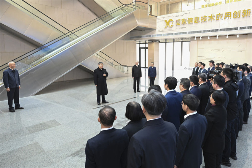 Xi Jinping visita parque de inovação em TI em Beijing