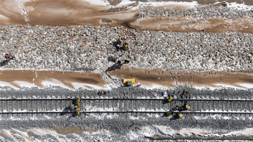 Mecânicos ferroviários garantem segurança de viagens durante o pico do Festival da Primavera nas montanhas Kunlun