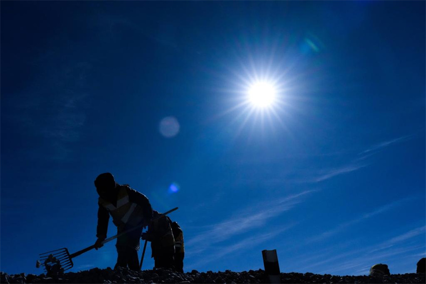 Mecânicos ferroviários garantem segurança de viagens durante o pico do Festival da Primavera nas montanhas Kunlun