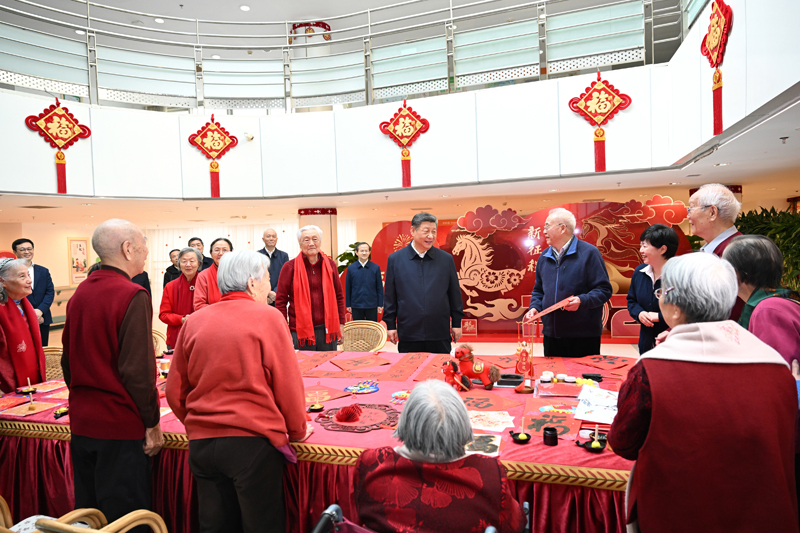 Xi Jinping visita pessoas em Beijing antes da Festa da Primavera