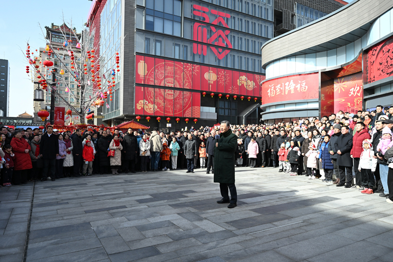 Xi Jinping visita pessoas em Beijing antes da Festa da Primavera