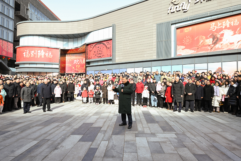Xi Jinping visita pessoas em Beijing antes da Festa da Primavera