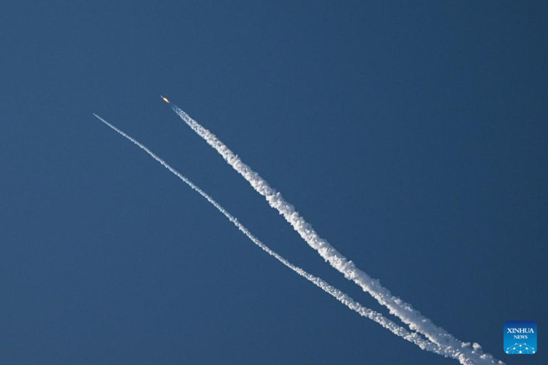 China realiza teste de voo de baixa altitude do foguete Longa Marcha-10