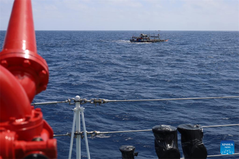 Guarda Costeira da China expulsa embarcações filipinas que invadiram ilegalmente águas de Huangyan Dao