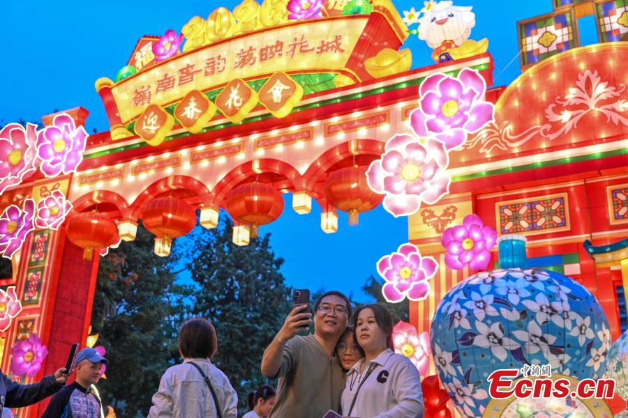 Luzes iluminam Guangzhou no preâmbulo do Festival das Lanternas