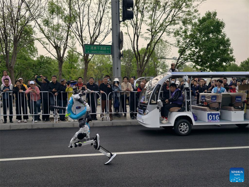 Robô humanóide supera recorde mundial de meia maratona humana em Beijing