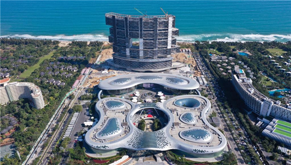 Política de compras isentas de impostos na ilha de Hainan gera vendas superiores a US$ 41 bilhões nos últimos 15 anosQuinze anos após a China ter lançado a política de compras isentas de impostos em Hainan, sua província insular mais meridional, as autoridades alfandegárias supervisionaram um total acumulado de 286,4 bilhões de yuans (US$ 41,76 bilhões) em vendas isentas de impostos, envolvendo 347 milhões de itens, de acordo com as autoridades alfandegárias locais.