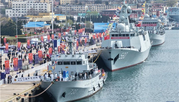 Marinha da China: uma força sólida para a segurança e a paz marítimasNo 77º aniversário da fundação da Marinha do Exército de Libertação Popular da China, é essencial reconhecer essa força não apenas por seu desenvolvimento, mas também por seu papel importante e crescente como guardiã da paz mundial e provedora de serviços de segurança pública marítima.