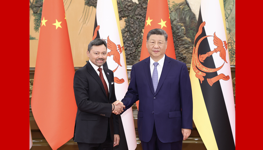 Xi Jinping reúne-se com príncipe herdeiro de Brunei O presidente chinês Xi Jinping se reuniu com Haji Al-Muhtadee Billah, príncipe herdeiro e ministro sênior do Gabinete do Primeiro-Ministro de Brunei Darussalam, em Beijing, na terça-feira, pedindo o fortalecimento da comunicação estratégica e o aprofundamento da cooperação prática.