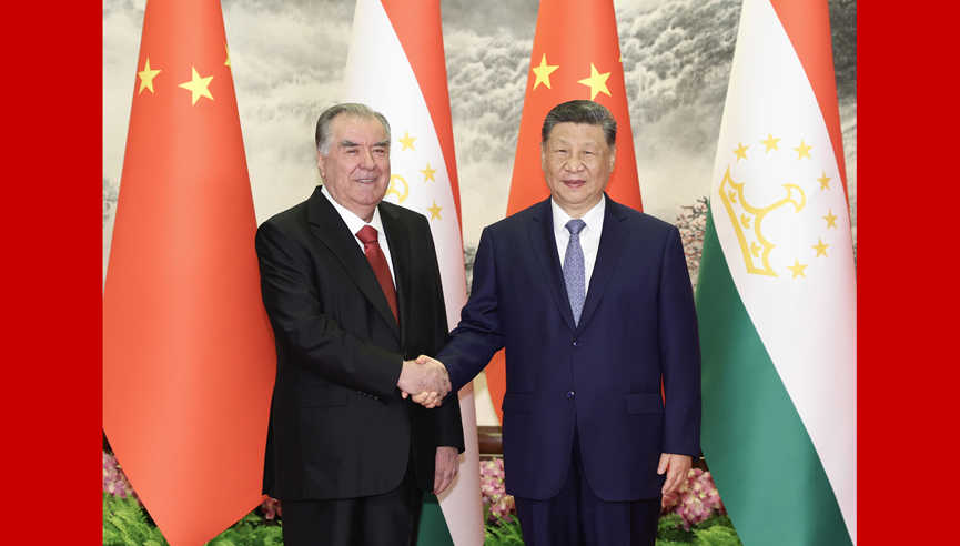 Xi Jinping realiza conversações com presidente tajique O presidente chinês, Xi Jinping, manteve conversações com o presidente do Tajiquistão, Emomali Rahmon, que está em uma visita de Estado à China, no Grande Palácio do Povo em Beijing na terça-feira.