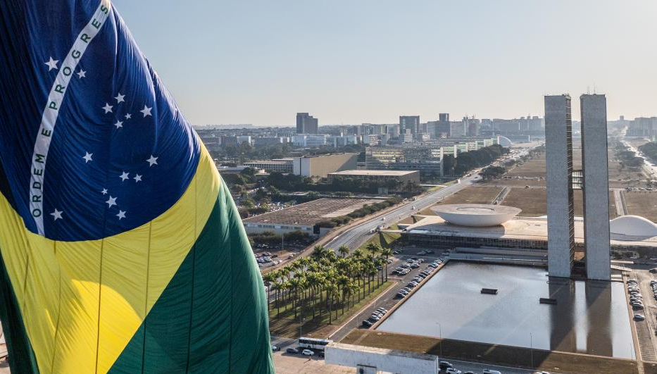 Isenção de visto do Brasil visa fortalecer parceria bilateral A decisão do Brasil de conceder entrada sem visto por curtos períodos a cidadãos chineses deve fazer mais do que estimular a demanda turística. Analistas afirmam que a medida reduz as barreiras para viagens a negócios e ajudará a aprofundar os laços comerciais e de investimento.