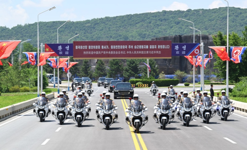 Xi Jinping chega a Pyongyang para visita de Estado à RPDC e é recebido com grande cerimônia de boas-vindas