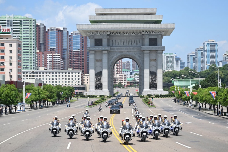 Xi Jinping chega a Pyongyang para visita de Estado à RPDC e é recebido com grande cerimônia de boas-vindas