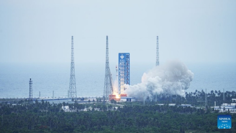 Foguete chinês Longa Marcha-12 lança novo grupo de satélites de internet