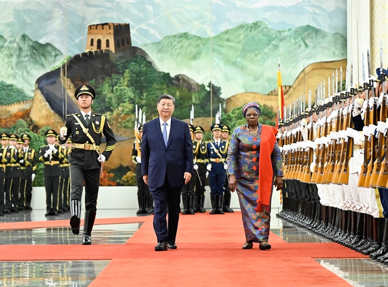 Xi Jinping realiza conversações com a presidente da Namíbia em Beijing