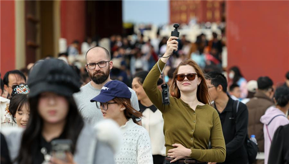 Políticas de isenção de visto impulsionam aumento das viagens à China A China registrou um rápido crescimento no número de visitantes estrangeiros no primeiro semestre de 2026, impulsionado pela ampliação das políticas de isenção de visto, informou recentemente um porta-voz da Administração Nacional de Imigração.As autoridades migratórias chinesas registraram 369 milhões de movimentos de entrada e saída do país nos primeiros seis meses do ano, alta anual de 10,8% e um recorde histórico, afirmou Lin Yongsheng, porta-voz da administração, em uma coletiva de imprensa.