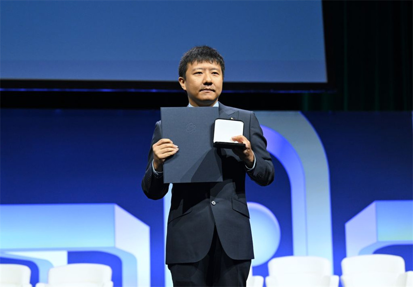 Matemáticos chineses Deng Yu e Wang Hong recebem Medalha Fields