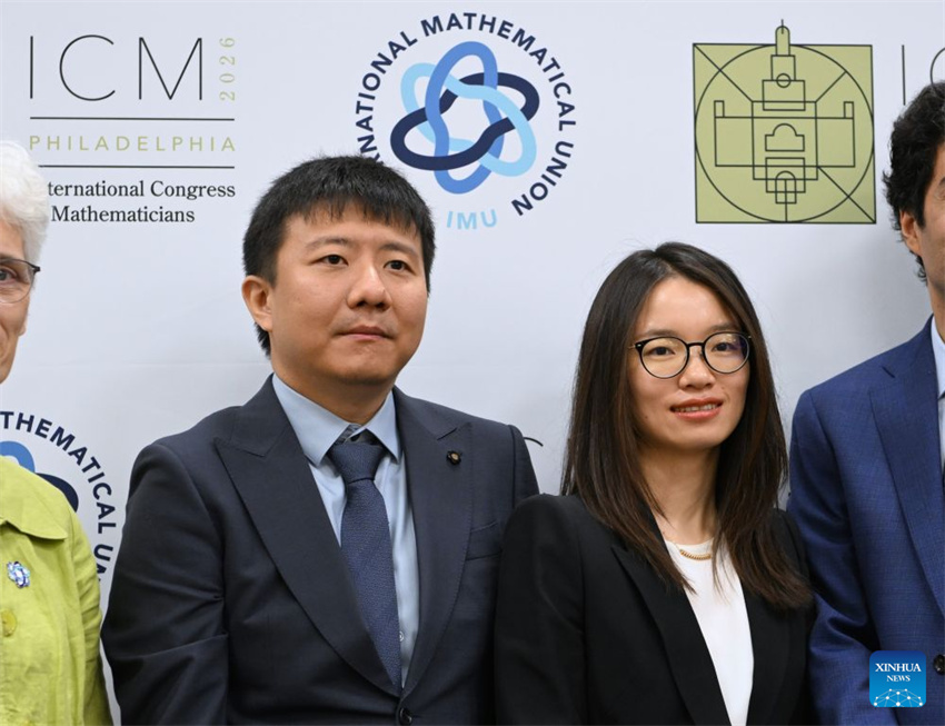 Matemáticos chineses Deng Yu e Wang Hong recebem Medalha Fields