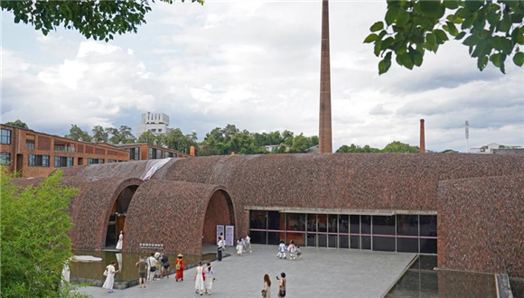 Inscrição de Jingdezhen preenche lacuna na Lista do Patrimônio Mundial relacionada à porcelana Os Sítios da Indústria de Porcelana Artesanal de Jingdezhen foram inscritos na Lista do Patrimônio Mundial da UNESCO no sábado, preenchendo uma lacuna de longa data na lista, no que diz respeito ao patrimônio da porcelana.Localizados na província de Jiangxi, no leste da China, os sítios compreendem cinco áreas que, juntas, ilustram a evolução da indústria de porcelana artesanal de Jingdezhen entre os séculos X e XIX.