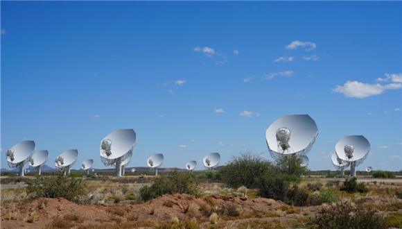 Intercâmbio sino-africano: Explorando o potencial da cooperação científica e tecnológica O Seminário China–África do Sul de Jovens Cientistas foi realizado recentemente em Pretória, capital administrativa da África do Sul. Jovens cientistas chineses e sul-africanos compartilharam experiências de pesquisa e resultados científicos, aprofundando a cooperação em pesquisas conjuntas e promovendo o compartilhamento de conhecimento.